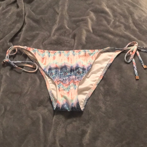 Victoria’s Secret Skimpy String Bottom - Picture 1 of 3